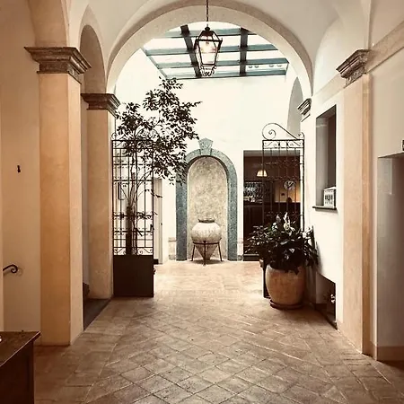 Palazzo Piccolomini Hotel 4*